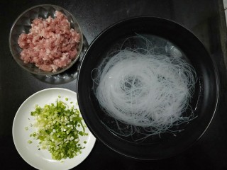 肉沫粉丝包,准备食材:猪肉馅，葱花，粉丝提前用水泡软。