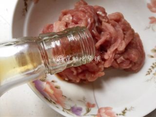 家常版的鱼香肉丝,加料酒、生抽，抓匀，腌制一会。