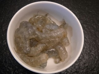 广东早茶de水晶虾饺?,准备250克新鲜虾仁去虾线，用厨房纸巾吸干水分。