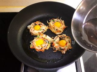 时蔬鹌鹑蛋早餐饼,加入适量冷水