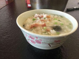 香滑皮蛋培根粥,来上一碗，嗯～超美味了。