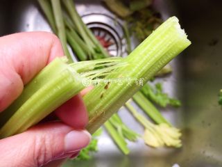 清炒西芹百合胡萝卜,西芹要想口感好，吃起来更脆嫩，就要撕去老筋。