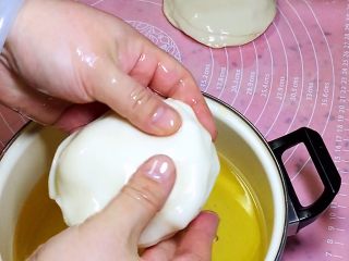 蒸饼,从玉米油中拿出饺子皮，10个饺子皮摞一起，挤出中间的油备用