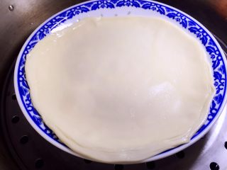 蒸饼,饼放入蒸锅，水开后蒸8-10分钟