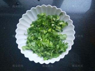 煎饼果子,香菜，葱花，切碎