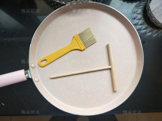 煎饼果子,工具需要一个刷子，一个面糊耙子，一个平底锅（电饼铛也可以）