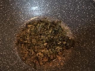 咸菜肉丝面疙瘩,倒入雪菜末煸炒出香味