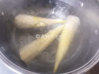 小龙虾鲜笋咸蛋黄烧卖,竹笋汆水，去草酸。