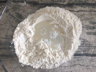 煎饼果子,加入水搅拌