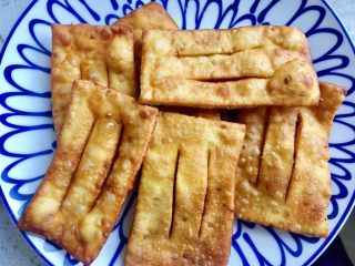 煎饼果子,盛盘待用