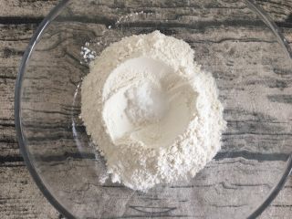 煎饼果子,面粉加入糖、盐