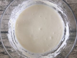 煎饼果子,加入水和成面糊