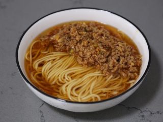 臊子面,表面铺上炒好的臊子