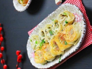 早餐～生煎馄饨,金黄的馄饨上桌可以吃了