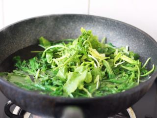 荠菜鸡肉馄饨,荠菜放在锅里焯水，焯水时间不宜过长，烫一下即可，焯水后要过凉水，然后挤干水分备用。荠菜不宜久烧久煮，时间过长会破坏其营养成分，也会使颜色变黄。荠菜含草酸较多，草酸影响钙质吸收，焯水是为了去草酸又不破坏其维生素及活性物质，从而最大限度保留营养。