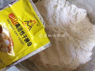 豆沙白玉卷,酵母加入面粉中。