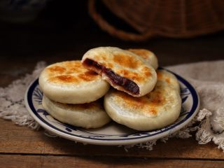 烫面豆沙饼,一款薄皮馅大、香甜美味的豆沙饼就做好了，爱吃面食的你赶紧试试吧！