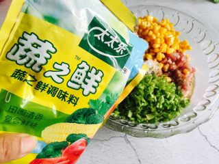 芹菜玉米猪肉馅饺子,加入适量的生之鲜提鲜