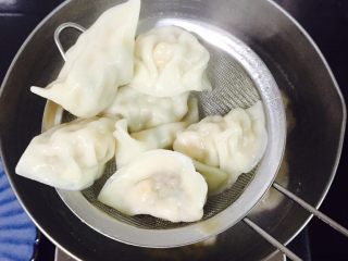 芹菜玉米猪肉馅饺子,将煮熟后的饺子捞起装盘