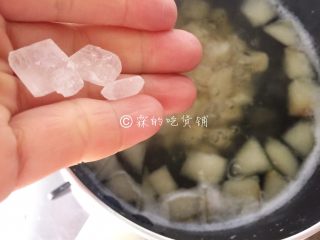 桂花马蹄雪梨糖水,然后，可选择加入冰糖。