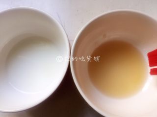 奶香烤玉米,搅拌均匀，再把牛奶准备好。