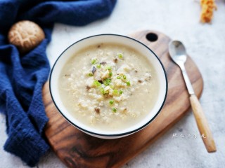 香菇鸡肉燕麦粥,煮2分钟后关火，盛入碗里。