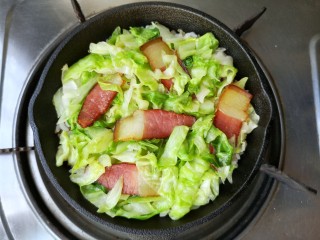 腊肉包菜锅巴饭,在米饭上铺上一层包菜和腊肉，全程中小火加热，不用加盖，会听到锅底噼噼啪啪的声音，这就是锅巴在行成。