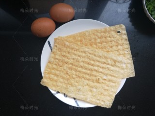 煎饼果子,还需要两个鸡蛋，两片薄脆，薄脆可以自己和面炸，或者用馄饨皮炸。我是从某宝买来的。