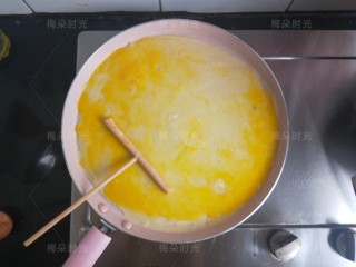 煎饼果子,然后把一个鸡蛋直接打进去，用耙子推开，