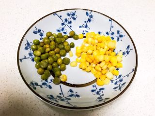 什锦蛋蒸豆腐,把青豆和甜玉米焯水后捞出来备用