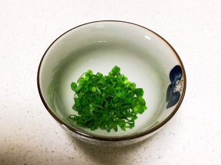 什锦蛋蒸豆腐,香葱叶切成末