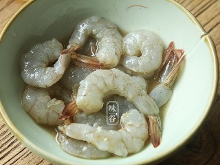 虾仁蒸蛋,倒入少许料酒，搅拌2腌制20分钟;