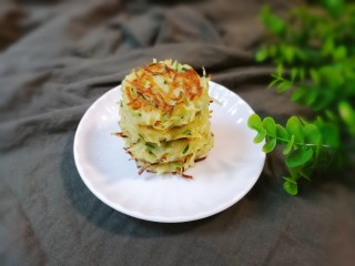 葱香土豆鸡蛋饼,带着花生葱香味的土豆鸡蛋饼特别香好吃