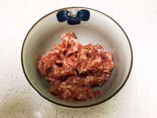 鹌鹑蛋肉末清汤面,猪肉末里面加入生抽，料酒和玉米淀粉抓匀