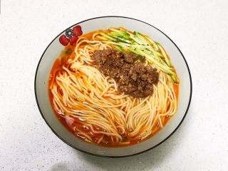 鹌鹑蛋肉末清汤面,加入炒熟的肉末