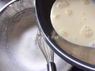 原味松饼,随后将蛋奶液倒入面粉盆中