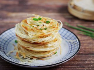 盘丝饼,制作好的盘丝饼稍微放凉，用手从中间往外捏松拉散开，散而不碎，放入盘中待食用。