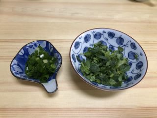 三鲜菌菇汤,葱和香菜切成末。