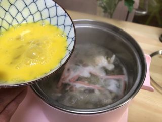 三鲜菌菇汤,鸡蛋打散转圈淋入锅中。