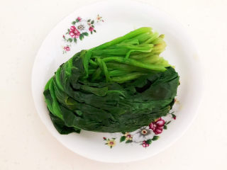 菠菜鸡蛋羹,把菠菜捞出来，尽量攥出多余的水份