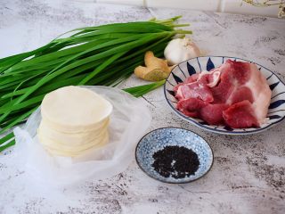 猪肉韭菜锅贴,准备好材料