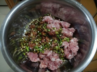 肉沫粉丝包,把调料汁倒入肉馅里