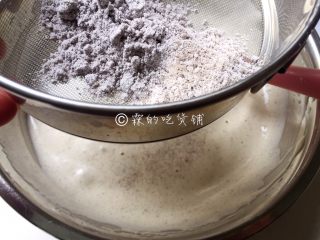 蒸蛋糕双拼,然后剩下的黑米粉分两次筛入，每次都要等翻拌均匀后再筛入下一次。