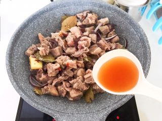 家常红烧牛腩面,加入牛腩，煸炒2分钟，加入料酒