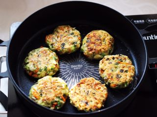 槐花胡萝卜鸡蛋饼,把两面都煎至金黄色即可关火。