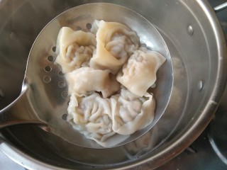 三鲜馄饨,煮熟后捞出。