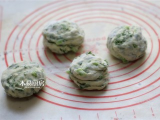 小白菜饼,将小剂子旋转着拧几圈，再用手掌压扁，制成饼胚。