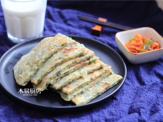 小白菜饼,切好饼，放入盘中。