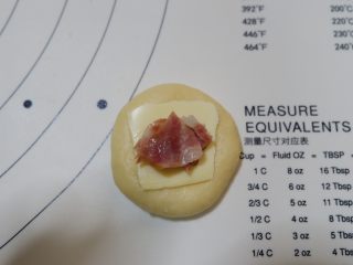 培根芝士华夫饼,在放入少许培根。