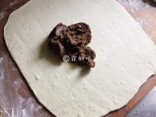 豆沙白玉卷,放上豆沙。